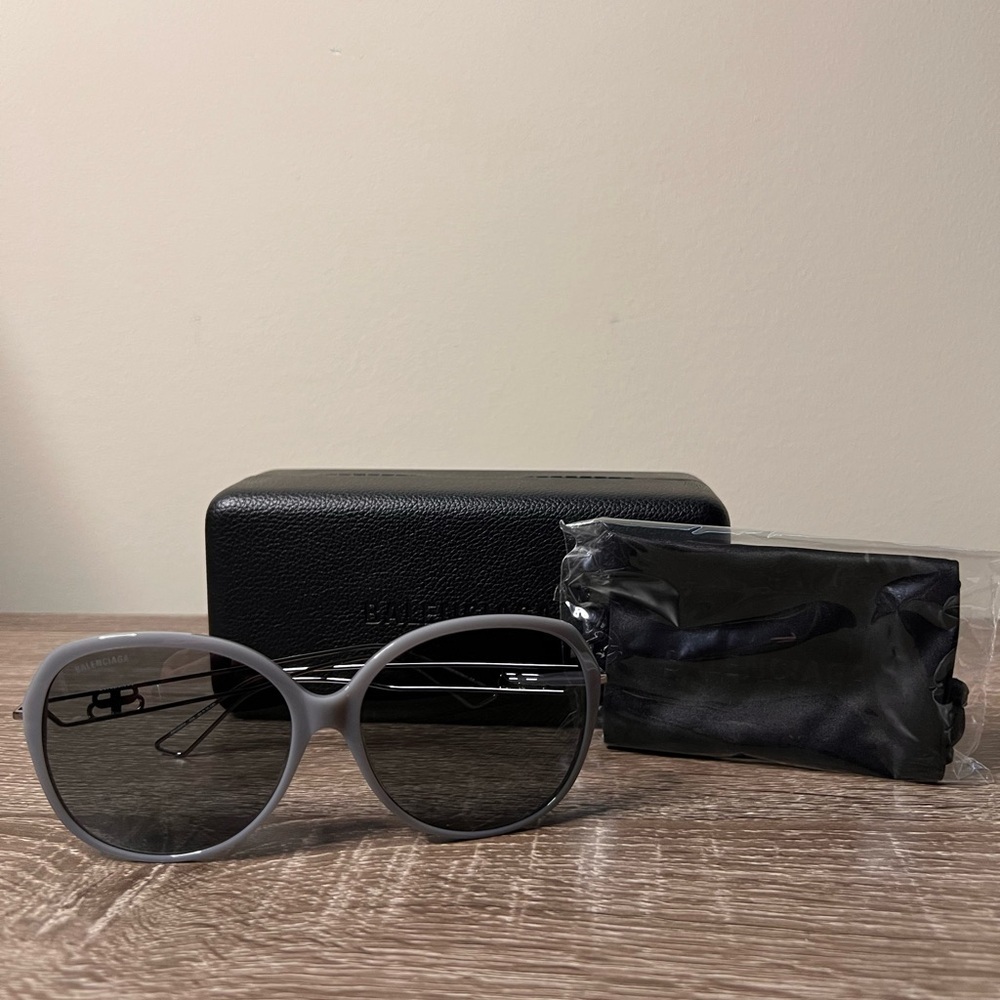 New Balenciaga BB0058SK Large Elegant Gray Sunglasses 59mm - Picture 2 of 9